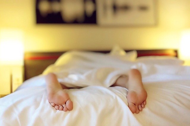nohy na posteli