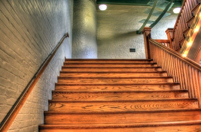schodiště v provedení dřevo